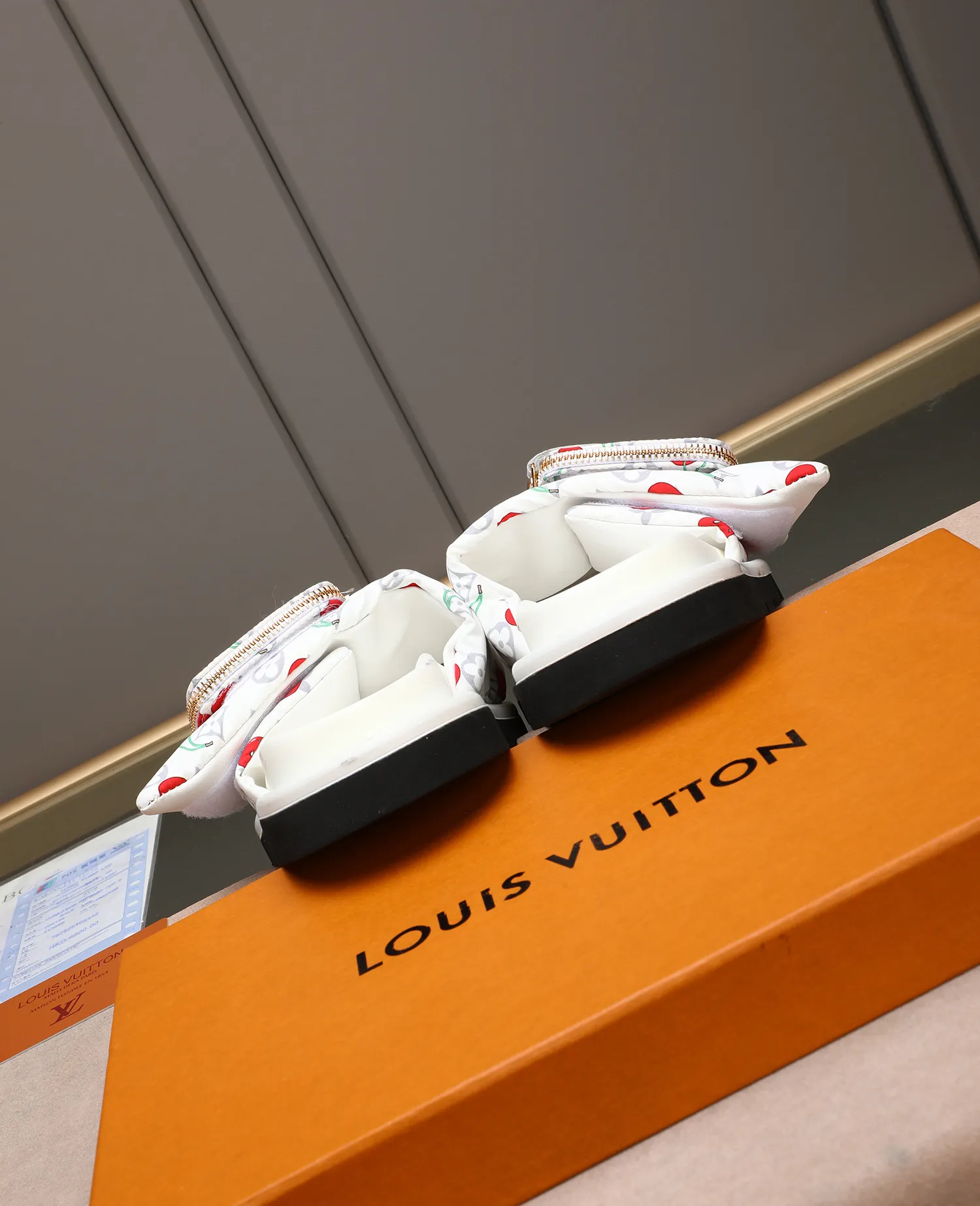 PP400 couple model with drawer box [LOUIS VUITTON] Louis Vuitton, the latest LV official website printed wallet and men's and women's slippers🔥🔥🔥 are now on the market. The drawer box is packed with cloth bags and cards. The upper pattern looks very soft and waxy, and it is a super versatile leg slimming tool. Fabric: Imported denim/down silk cotton embossed, official website pattern printing, lining: water-dyed sheepskin down filling, comfortable to wear, feet: high elastic PU water table. Sole: foam sole, heel height: about 5cm. Size 35-46, 35, 45 and 46 are custom-made and cannot be returned or exchanged. Color: multiple colors available.